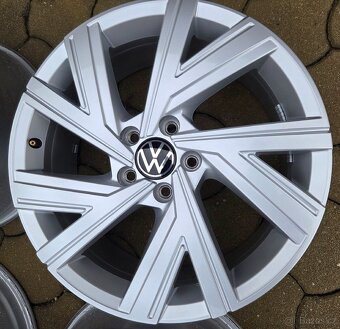 Zánovní orig.alu VW Golf 18" 5x112 model Bergamo - 4
