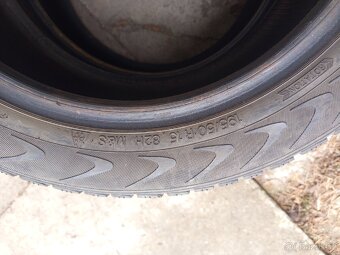 Prodám dvě zimní pneu vredestein snowtrac 2 195/50R15 82H - 4