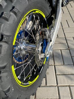 Prodám Husqvarna TE 300 TBI, model 2024, vynikající stav - 4