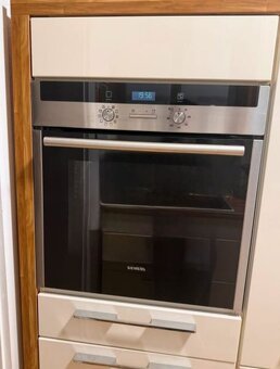 Krémová linka ve vysokém lesku se spotřebiči,5867 - 4