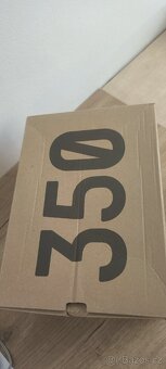 YEEZY Boost 350 V2 "Carbon Beluga" Velikost: 43.5 - 4