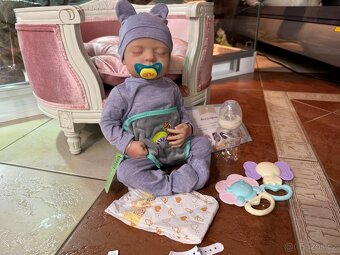 Realistické miminko v šedém overálku N.O.V.É. - 4