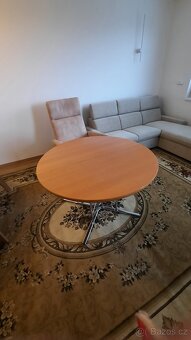 Světlý kulatý rozkládací jídelní stůl - 4