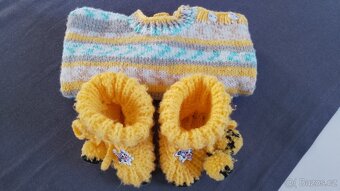 Novorozenecká sada -svetr a botičky-ručně pletené - 4