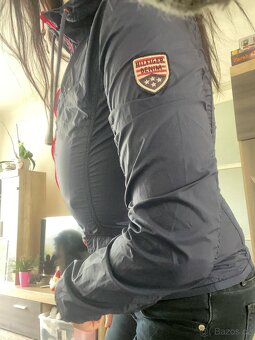 KRÁSNÁ BUNDA -- TOMMY HILFIGER - 4