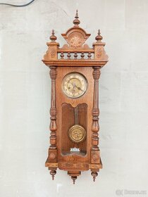 Dřevěné zdobené půlové mechanické nástěnné hodiny - 4