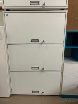 prodám skřínku s třemi zamykatelnými zónami . - 4