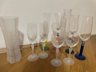 Různé designové skleničky – mix tvarů a barev - 4