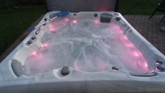 Akrylová vířivka s 6 místy s příslušenstvím - 4