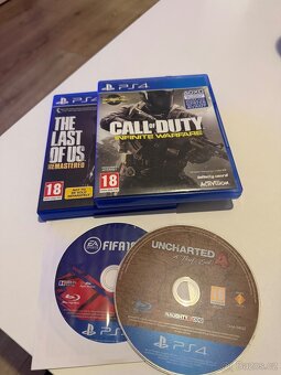 PlayStation 4 + 2 ovladače + 1 hra + kabeláž - 4