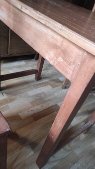 Starý stůl a dvě židle - 4