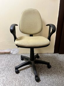 Počítačový stolek a kolečková židle za odvoz - 4