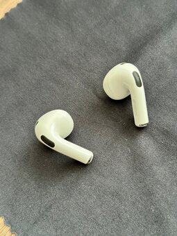Apple AirPods Gen 3 - 4