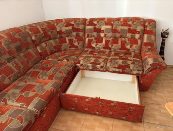 Rohová sedací souprava + konferenční stolek + 2 taburety - 4