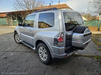 Mitsubishi  Pajero - 4