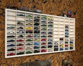 Dřevěná polička na autíčka 100ks s nápisem Hot Wheels - 4