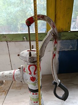 Starožitná ruční pumpa na vodu - ideální zahradní dekorace - 4