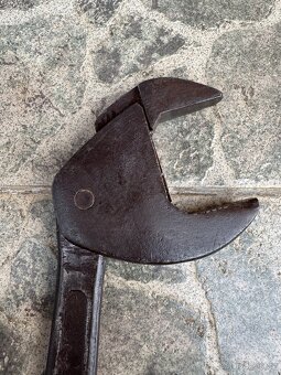 Starý samosvorný klíč - hasák a starou ruční vrtačku - 4