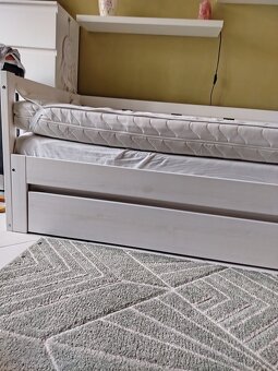 Bílá dřevěná postel rozkládací - 4