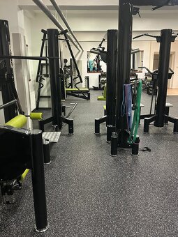 Vybavení fitness centra - posilovací stroje - 4