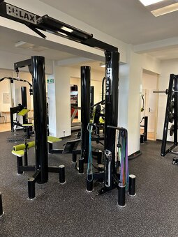 Vybavení fitness centra - posilovací stroje - 4
