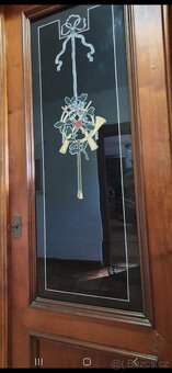 Starožitná skříň – krásná řezba, malovaná skla
- 4