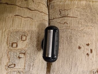 Elektrický  holicí strojek Braun - 4