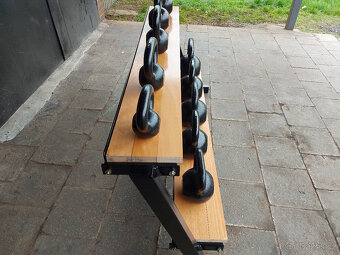 Stojan pro kettlebelly - 4