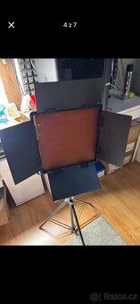 Kamera JVC GC-PX100be, osvětlovací stojan - 4