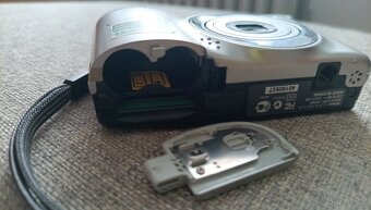 Zdarma funkční Fotoaparat Nikon Coolpix ulomená dvířka - 4