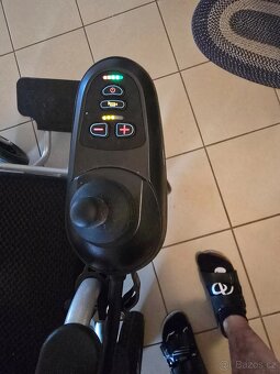 Prodám levně skládací elektrický invalidní vozík - 4