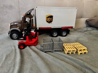 BRUDER 2828 - Mack Granite UPS logistik a vysokozdvihem - 4