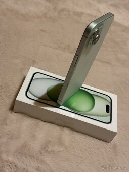 iPhone 15 128 GB zelený - 4