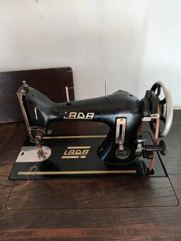 Starý šlapací stroj Lada. 50 léta - 4