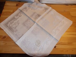 Ručně vyšívaný ubrus - 4