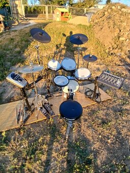 Roland - 4