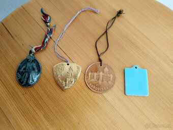 Retro dětské brože a placky + staré plakety výletních míst - 4