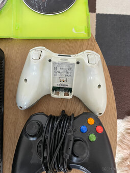 Xbox 360 Slim + 2 ovladače + 3 hry + příslušenství - 4
