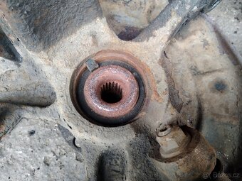 Škoda Fabia 1 junior pravá těhlice malý průměr poloosy - 4