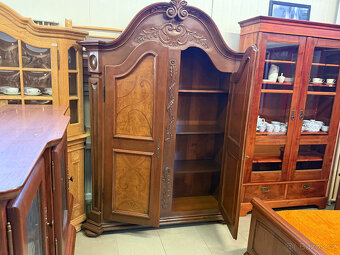 Dvoudvéřová zdobená starožitná skříň s intarzií - 4