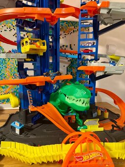 HOT WHEELS CITY T-REX MEGA GARÁŽ + 50 autíček - 4