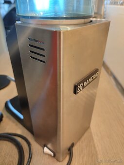 Italský mlýnek na espresso Rancilio Rocky Doserless - 4