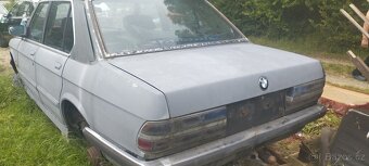BMW E28 KAROSERIE BEZ MOTORU A PŘEVODOVKY PLATÍ DO SMAZÁNÍ - 4