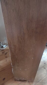 Stará prosklená skříňka - 4