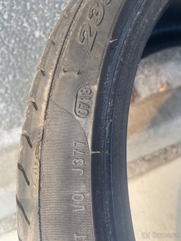 235/35R19 - 4