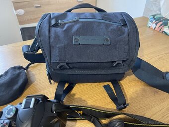 Nikon 3200 + dva objektivy + brašna + stativ - 4