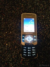 Samsung SGH-F330 s velkým množstvím příslušenství - 4