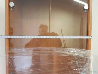 Skříň s výtečnou a policove regaly ocelové stojky - 4