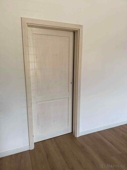 Lakované smrkové masivní dveře včetně zárubní a kování - 4