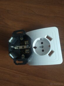 Zásuvka 230 V s USB nabíjením - 4